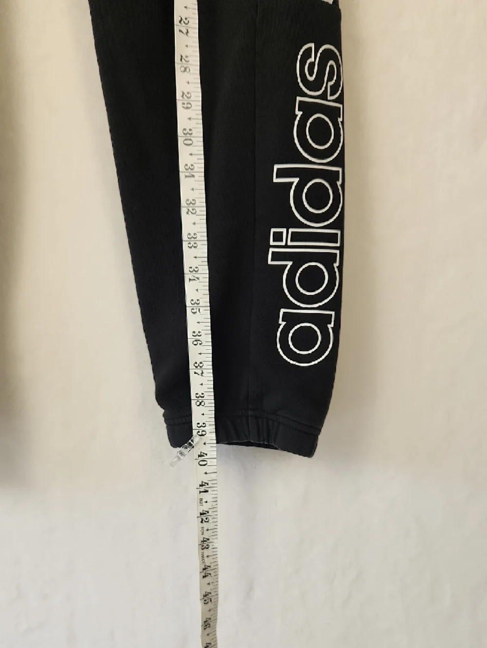 Adidas Sweatpants Men's XL‎ Black with White Stripes On The Side.